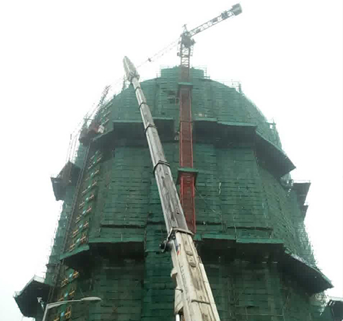 揭东吊车在工地上作业